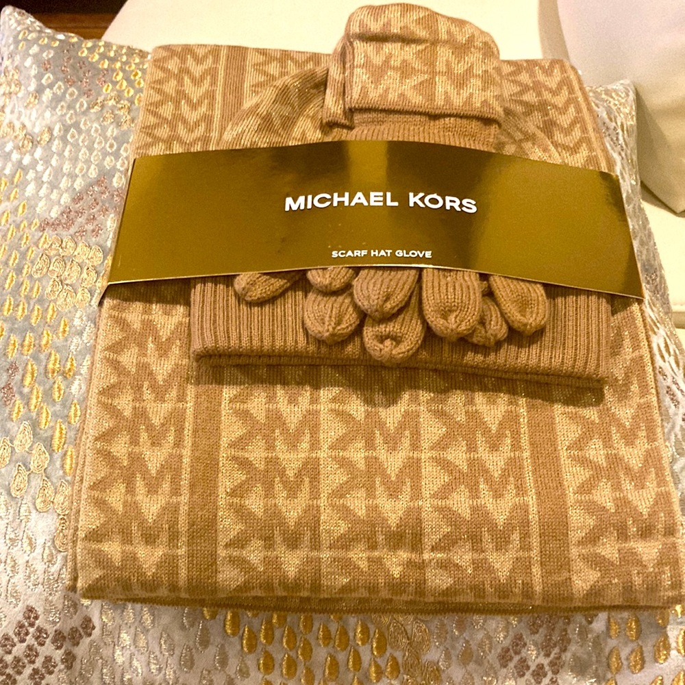 BN 3 Pieces Scarf🧣Hat and Gloves 🧤Michael Kors